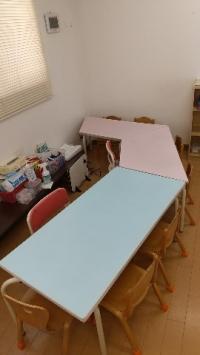 足が床につく高さの椅子も用意しておりますので、安心してご来室いただけます。