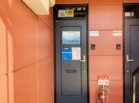 教室入口には看板を貼っています。103号室です。