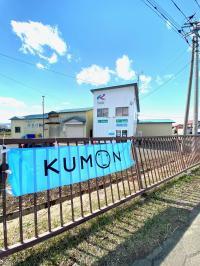 通りに面して旗を設置しています。<br />
小玉商店1階です！