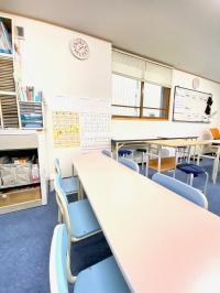 幼児のお子さまには、足の着く椅子で学習いただきます。<br />
安全面もご安心ください。