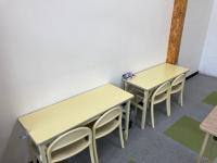 小さなお子さま向けの机・椅子を用意していますので、ご安心ください。