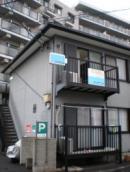 教室は２階です。