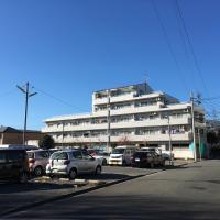 久留米西団地の道路を挟んで向かいにあるマンションの１階です