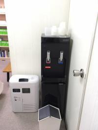 教室内にウォーターサーバーと空間清浄機を置きました。