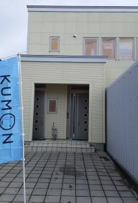 KUMONの旗が目印！左側の扉が教室への入口です。