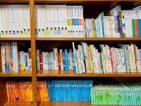 全ての教科の基礎となる国語力。たくさんの絵本とベビークモンの見本を揃えています。