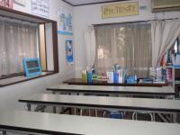 この教室の部屋で生徒たちが、学習しています。