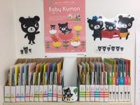 教室内のコーナーに、展示致しております。