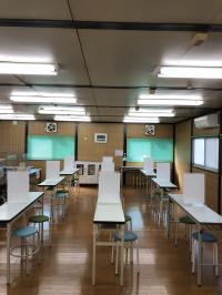 机上にアクリル板を設置し、学習に集中して取り組めます。