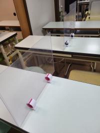 机をパーテーションで仕切り、感染対策を施しています。明るくきれいな教室です。
