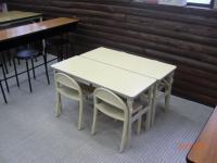 幼児さんに適した机&イスです。先生も一緒に学習を見守ります。