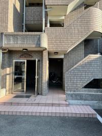 ２階です。エレベーターもありますので、ベビーカーで上がってくることもできます。