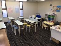 広々した教室内で、集中して学習できる環境を整えています。