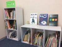 子どもたちが本に親しめるように、教室には図書も用意しております。