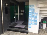 教室は地下1階にあります。生徒は階段を利用しますが、エレベーターもあります。