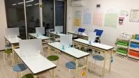 指導者、スタッフ席はアクリルパーテーションを設置。感染対策をしています。