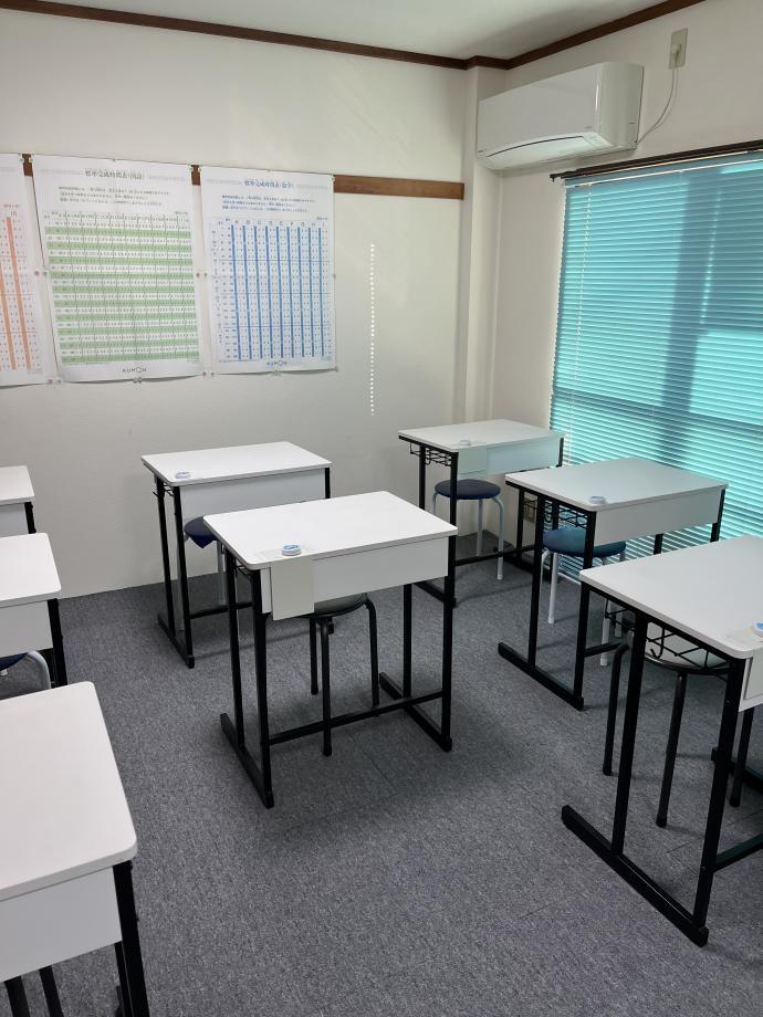 個人別の机で一人一人が集中して学習できる教室です。