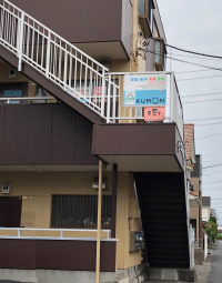 公園を出るとすぐ見える水色とピンクの看板が目印です。