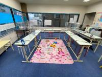 絨毯の上で玩具で遊びながらお話しさせていただきます。