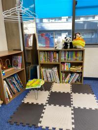 絵本もたくさん。教室図書の貸し出しも行っております。