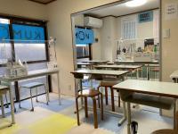 教室の真ん中で、お子さまを真ん中にして、いろんなやりとりをしましょう!