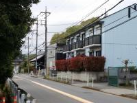 鶴川第一小学校そばの信号から見た教室の外観です。