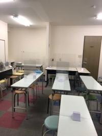 明るく、活気のある教室で、みんな集中して学習をしています