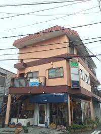 小田急相模原駅から徒歩約10分。この看板が目印です。<br />