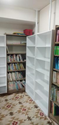 待合スペースです。たくさんの本をご用意しています。白い棚はカバン置きです。
