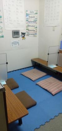 座って学習できる席も用意しております。