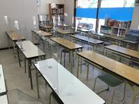 各机に生徒は一人、各々パーテーションを設置、静かに学習ができています。