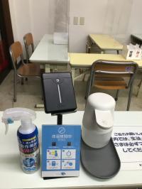 幼児さん用の学習スペースです。熱を計り、手を消毒してから学習開始です。
