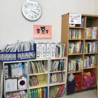 学習の土台は「歌と読み聞かせ」です。<br />
各種図書や教具をそろえています。
