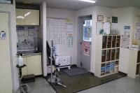 出入口と検温・消毒コーナー