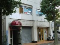 阿部ビルの2階が会場です。通りからよく見えます。