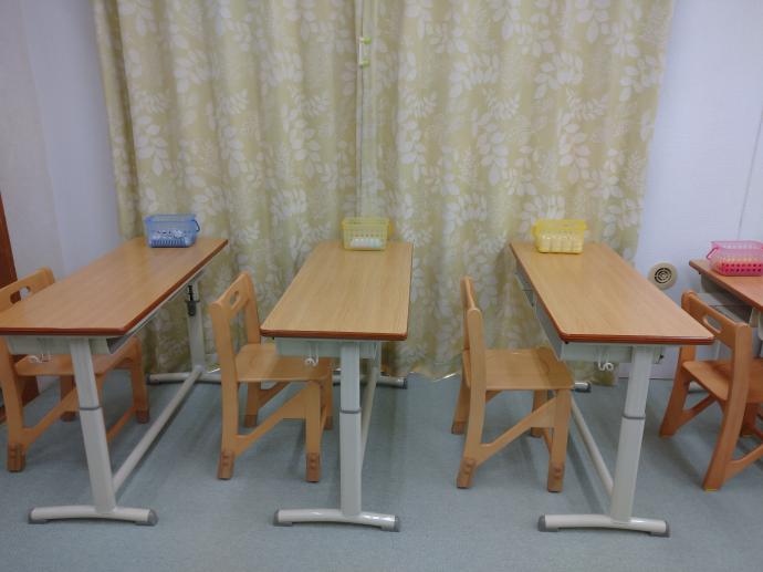 幼児・低学年の学習席です(#^^#)<br />
足のつく高さの椅子で安心です。<br />
