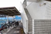 居住者駐輪場の奥に<br />
教室用駐輪場があります。