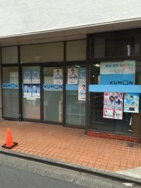 教室の外観です。ブルーの看板が目印です。