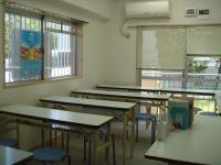 教室は集中して学習する雰囲気に満ちています。