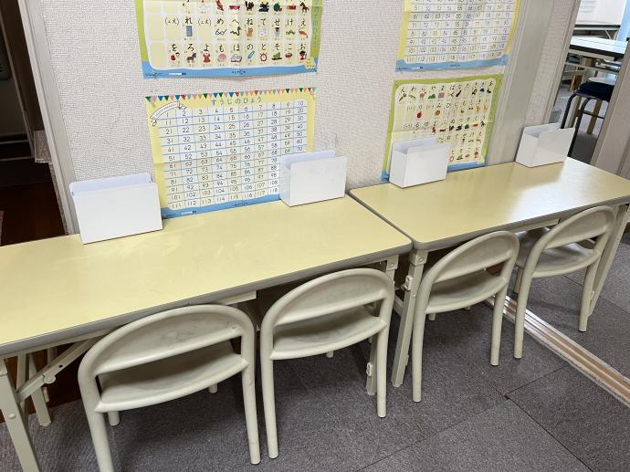 幼児用の学習机です。小さいお子様も安心して学習ができます。