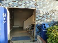 こちらの入り口から3Fへお上がりください。