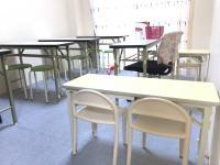 幼児専用の机、イスを完備しています。