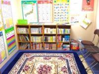 待合スペースのくもん文庫の本は貸出も行っています。