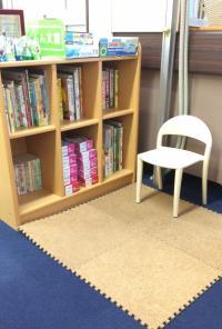 待合スペースの「くもん文庫」の本は、貸出も行っています。