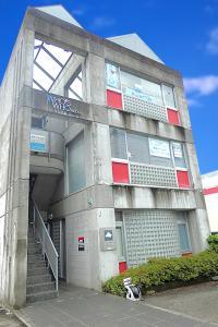 「日本生命」の看板が出ているビルの３階が教室です。