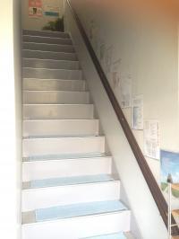 こちらの階段の上に入口がございます。お気軽にいらして下さい。