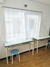 学習机は壁や窓に向け、席座と座席の間は広くとって配置しています。