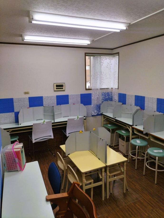2歳児さんから学習できる机やいすがあるお部屋もあります。