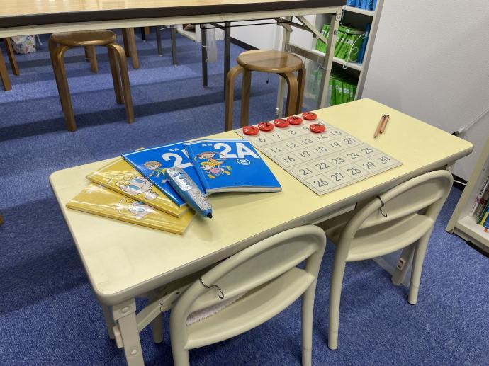 未就学児は低い机やいすを使用します。