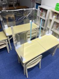 幼児用の机を使用してBaby Kumon Time　を行います。 